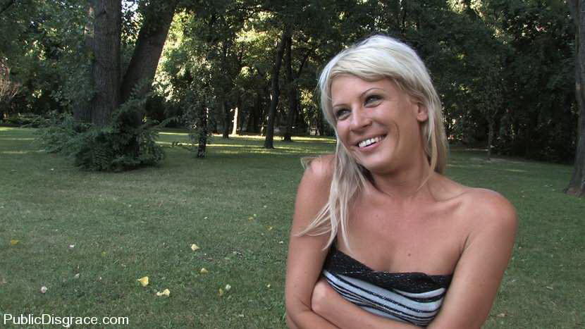 Gut geformte Blondine gefesselt und hart gefickt draußen
 #72173125