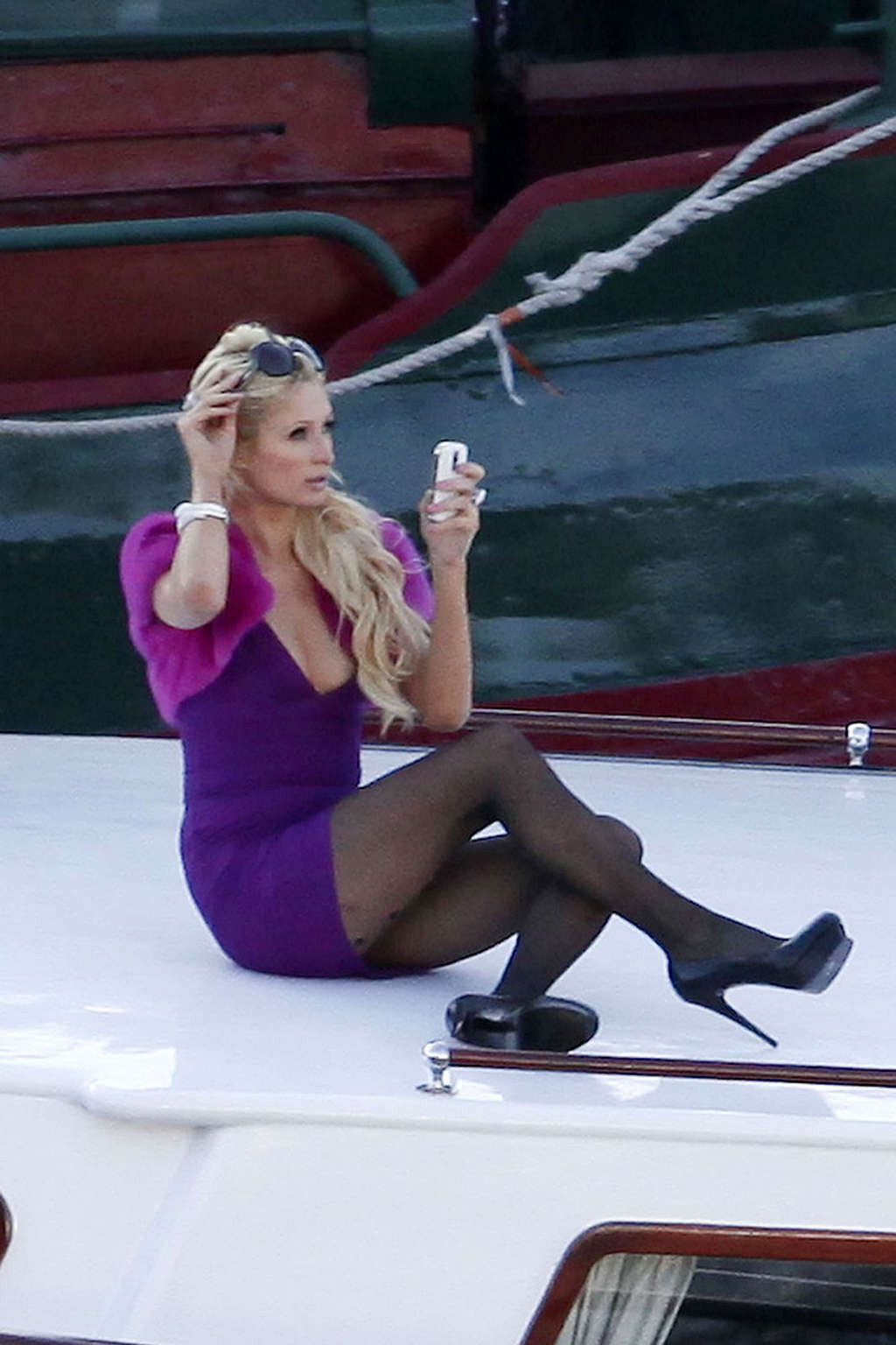 Paris Hilton exhibe sa culotte et sa jupe dans une boîte de nuit en faisant la fête avec des paparazzi.
 #75339551