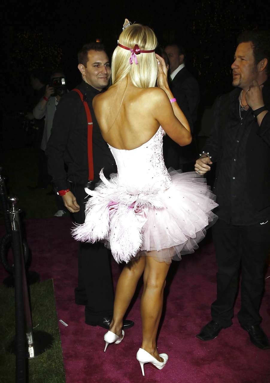 Paris Hilton leggy and big cleavage in mini dress paparazzi pictures #75298036
