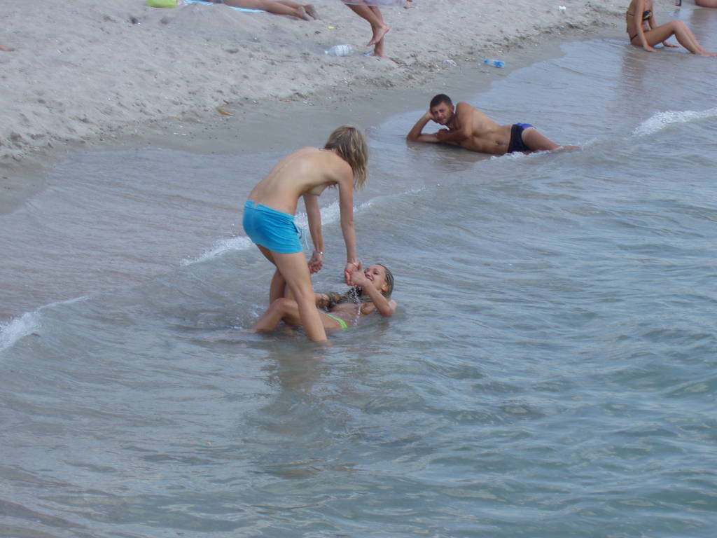 Dea nuda dai seni vivaci posa su una spiaggia nudista
 #72246717