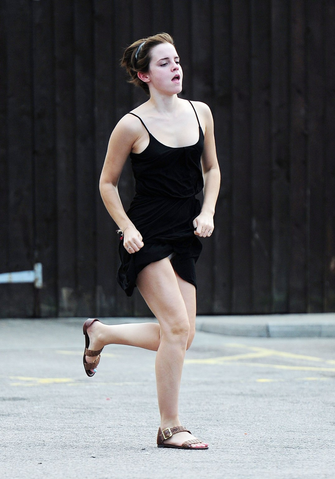 Emma Watson lampeggia le sue mutandine mostrando pokies a Londra
 #75292876