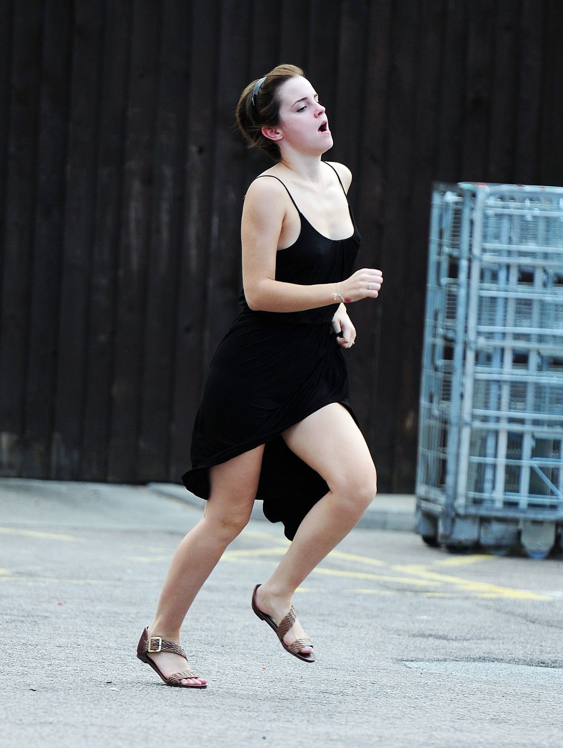 Emma watson blinkt ihr höschen beim pokiespiel in london
 #75292890