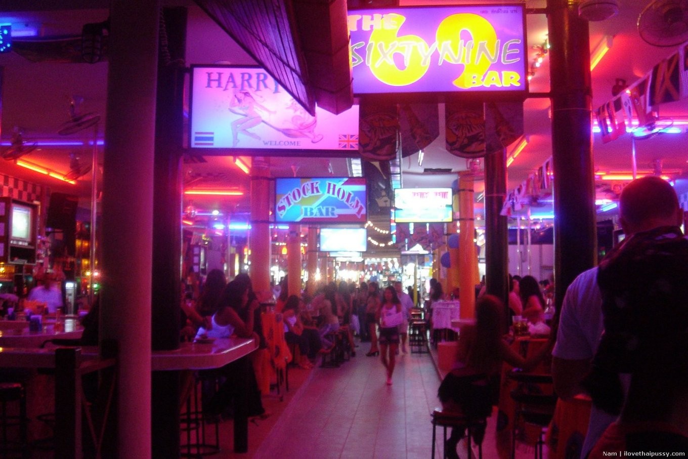 タイのビアバーの売春婦が旅行者に挿入される アジアの尻軽女
 #69871365