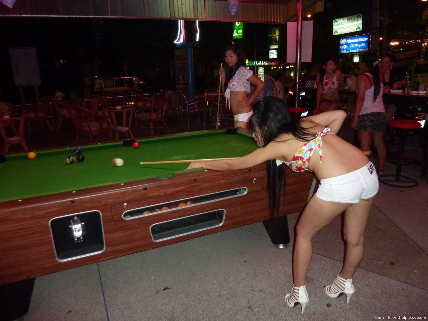Thai Bier Bar Hure durchdrungen von einem geilen Sex-Touristen asiatische Schlampe
 #69871428