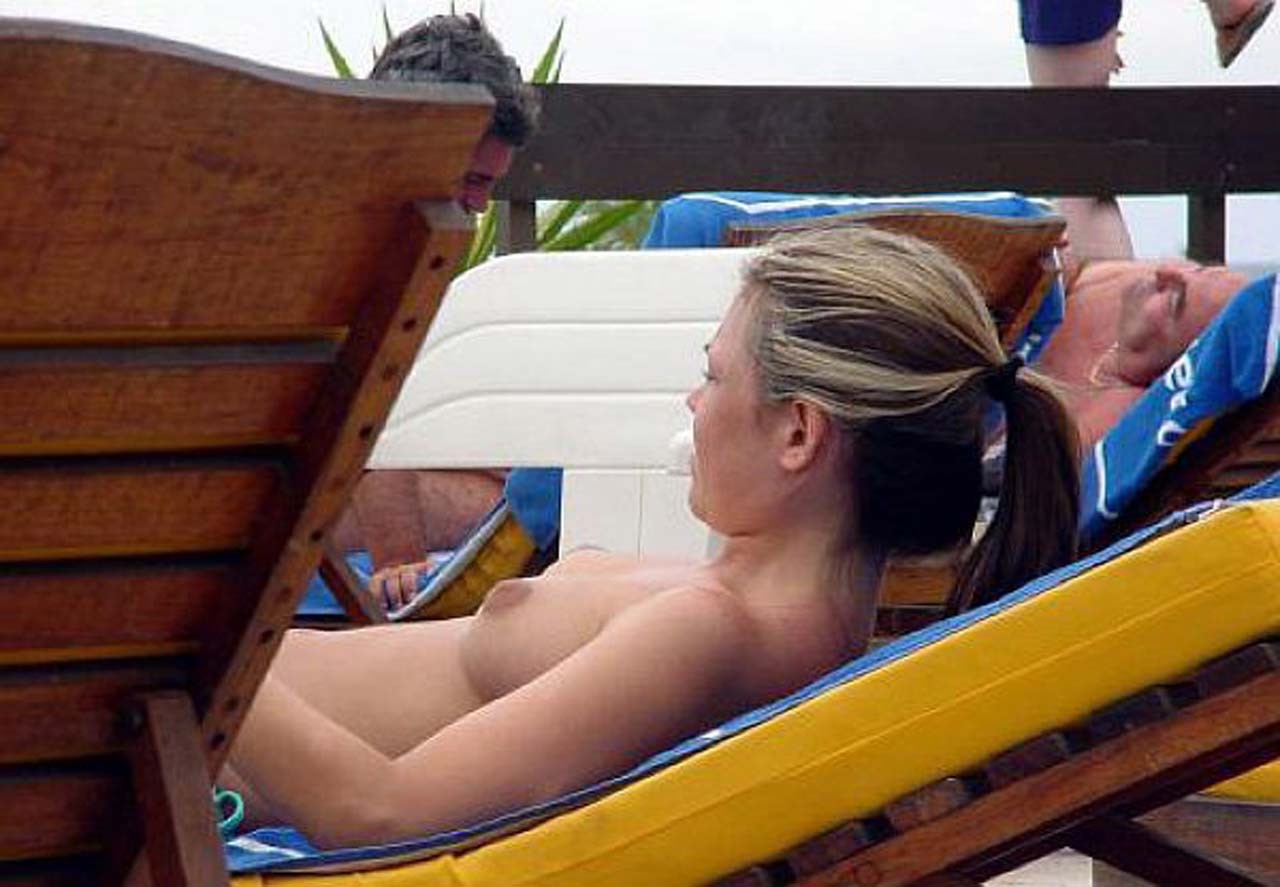 Adele silva che mostra le sue belle grandi tette sulla spiaggia e grande culo in perizoma in vedere th
 #75315592