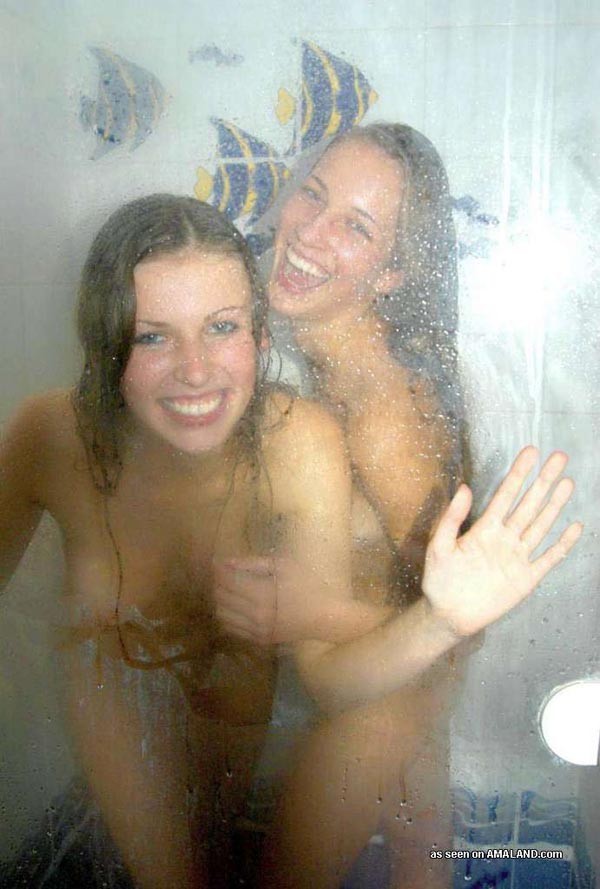 Galerie de photos sexy de blondes chaudes prenant une douche ensemble
 #71578801