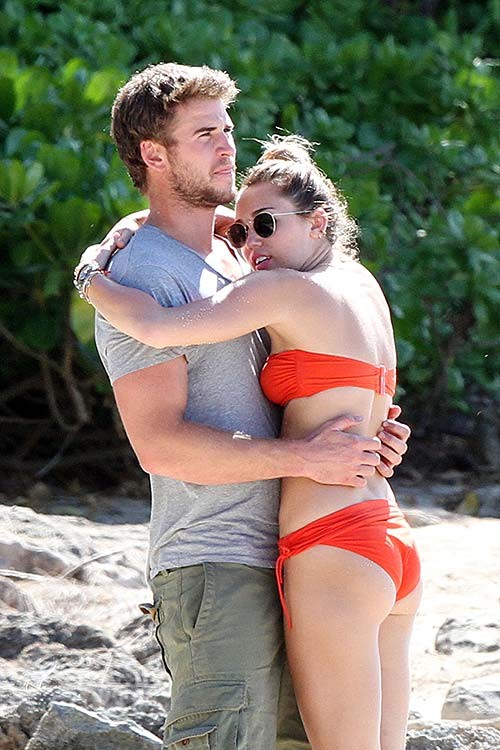 Miley Cyrusがビーチで赤のビキニを着て、とてもセクシーでセクシーな姿を見せている。
 #75277801