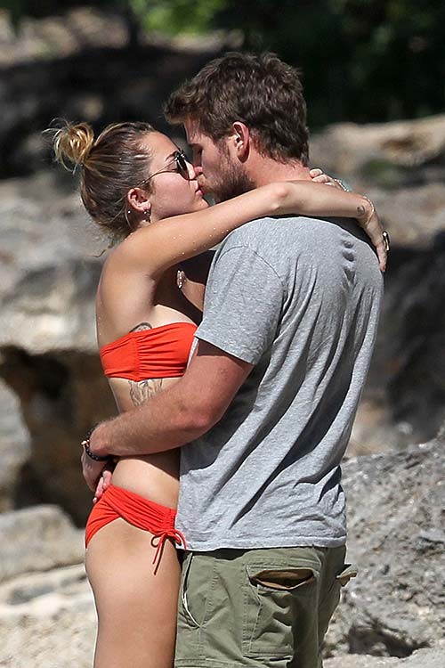 Miley cyrus sieht sehr sexy und heiß im roten Bikini am Strand aus
 #75277813