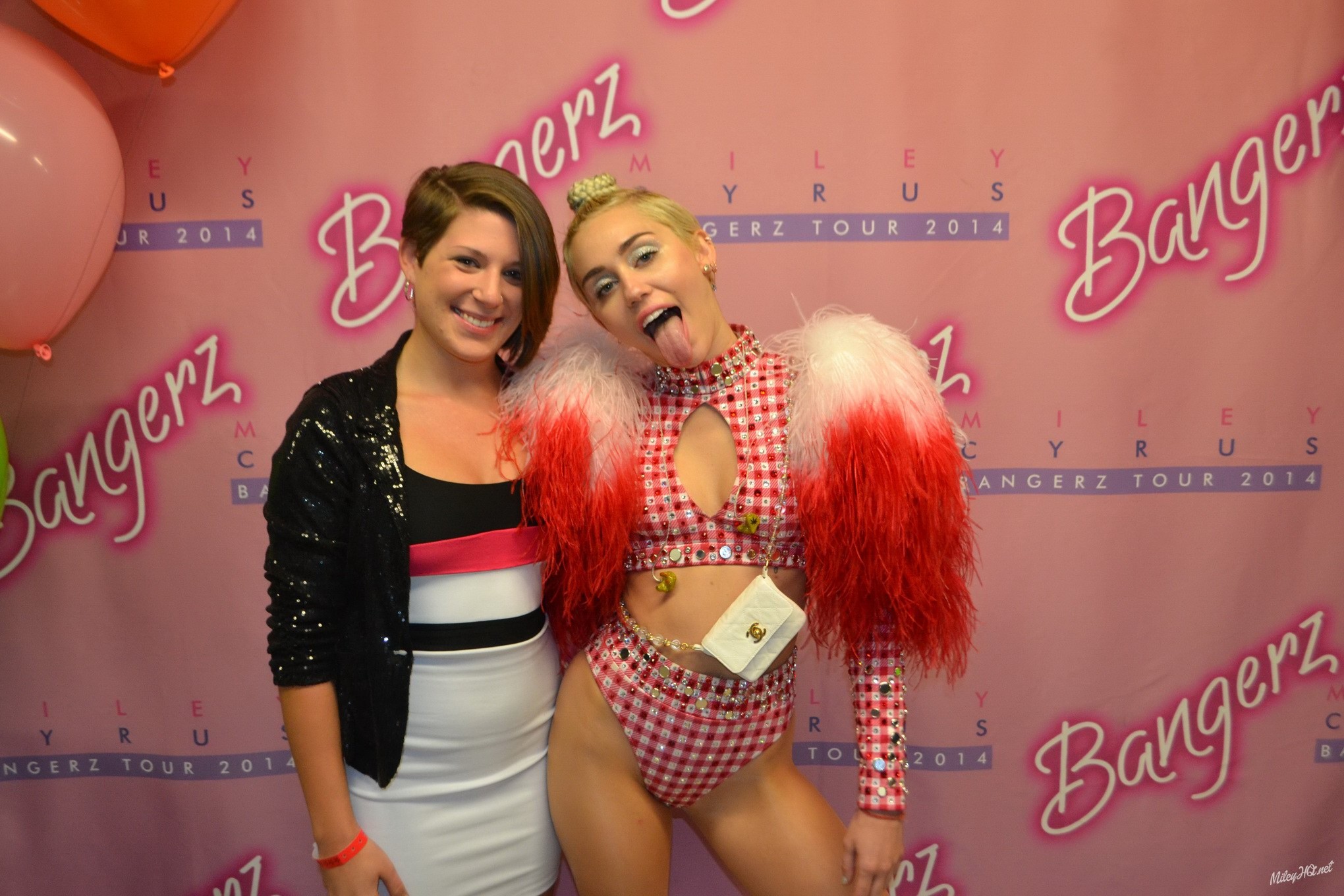 Miley Cyrus lèche un fan pendant qu'elle pose pour un événement de rencontre et d'accueil au united center
 #75188102