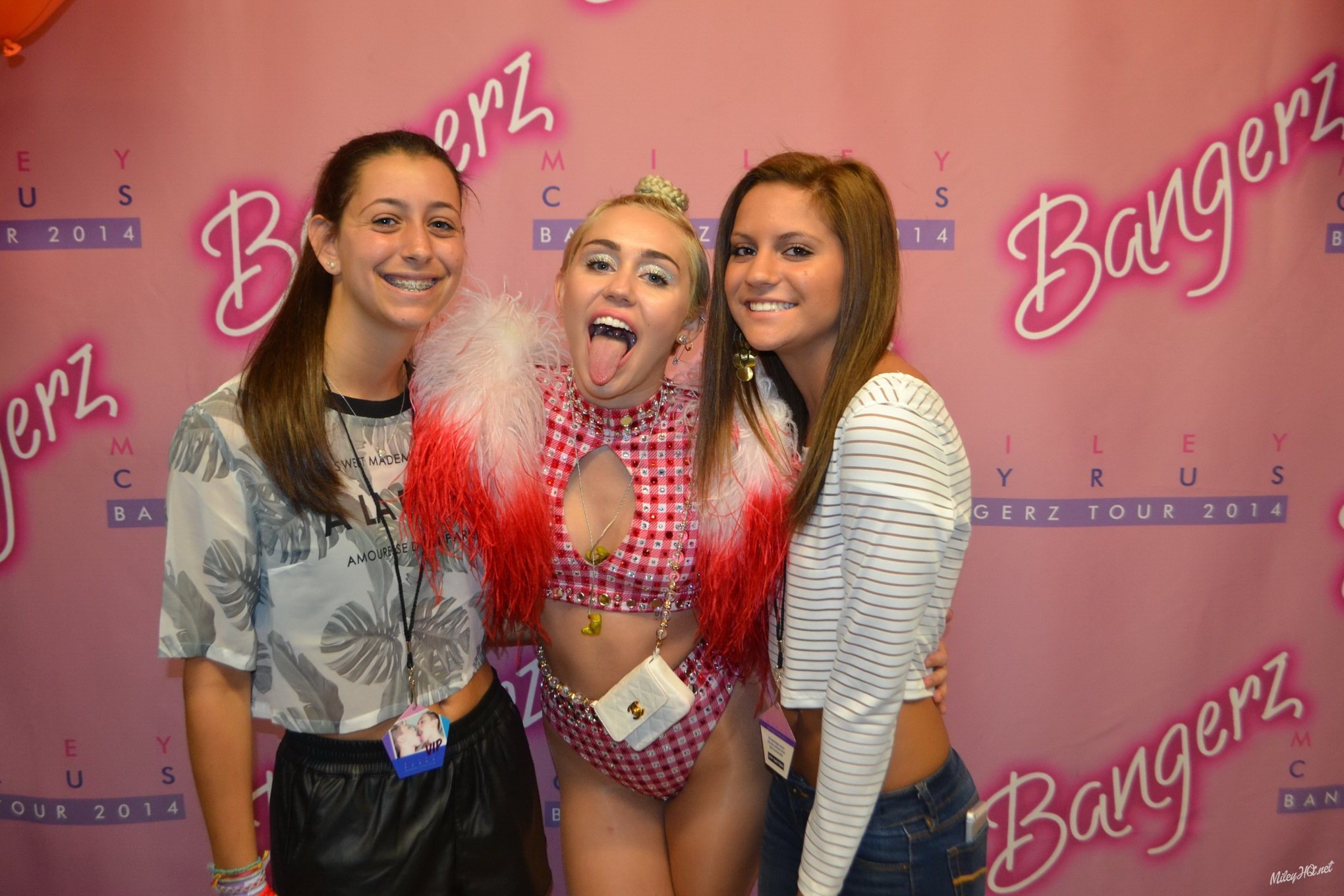 Miley Cyrus lèche un fan pendant qu'elle pose pour un événement de rencontre et d'accueil au united center
 #75188227