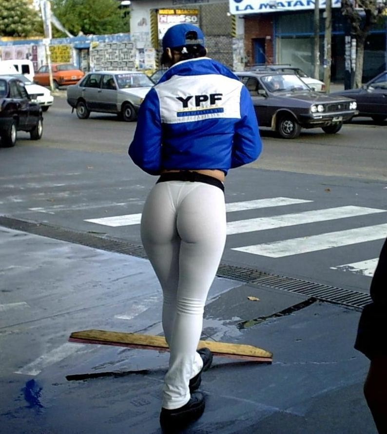 Aspirantes a modelo posando en sesiones de desnudo
 #77081753