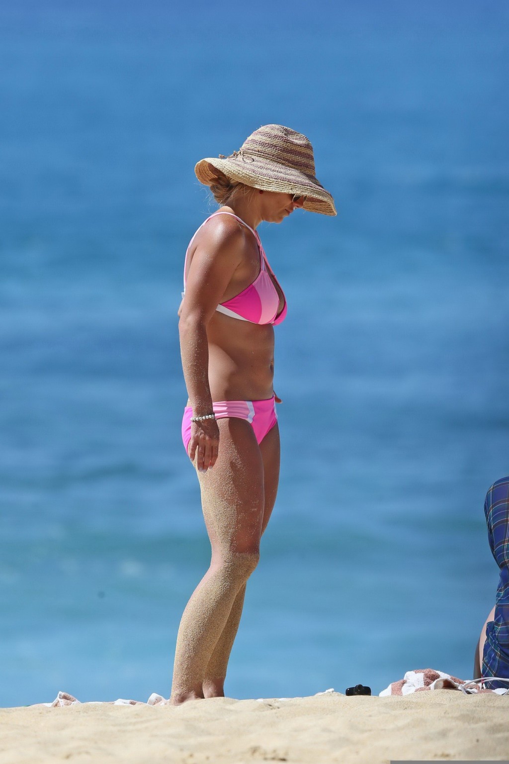 Britney spears en buste dans un minuscule bikini rose à la plage
 #75144252