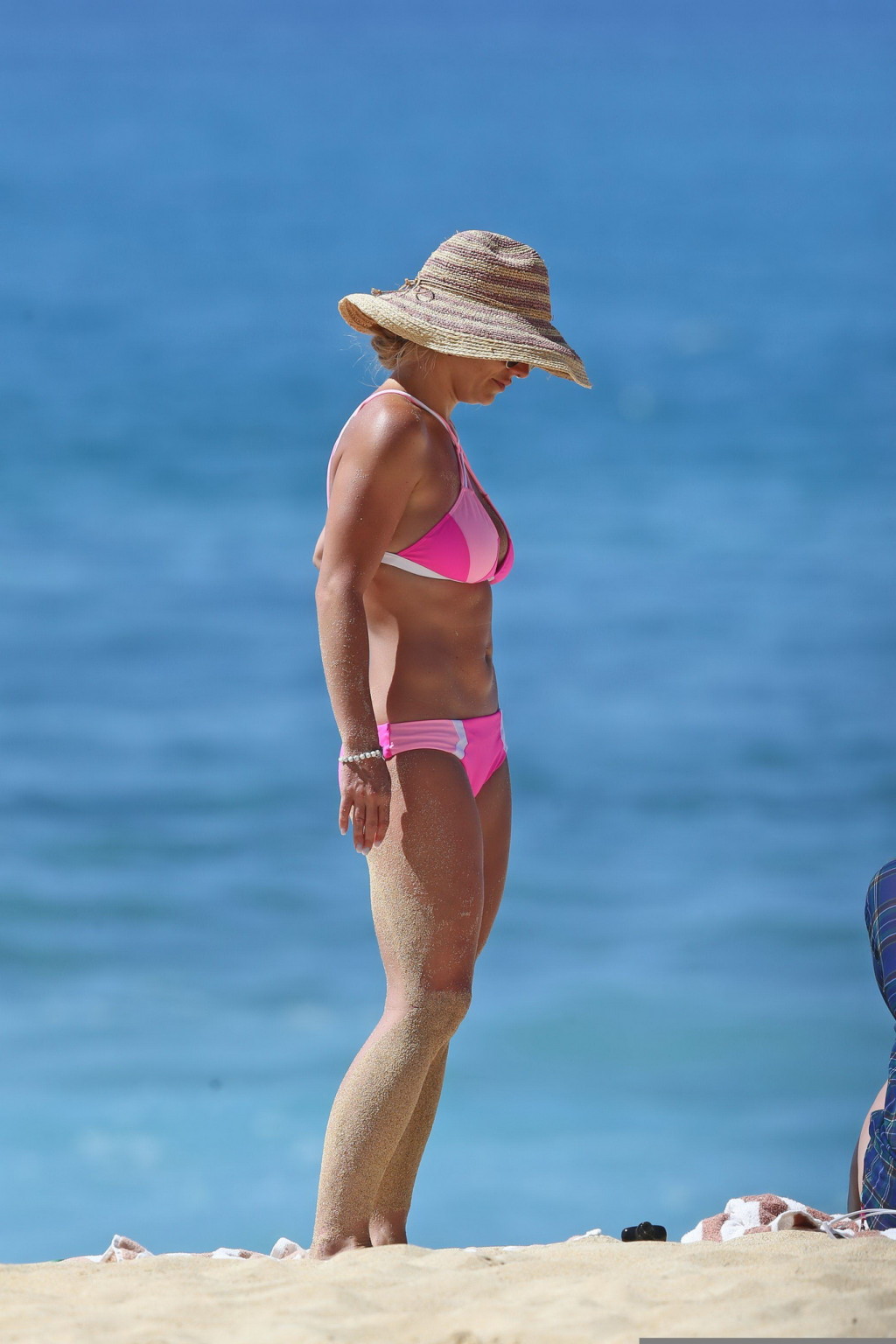 Britney spears en buste dans un minuscule bikini rose à la plage
 #75144264