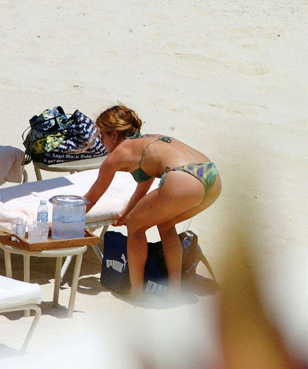 Jennifer aniston mostrando su cuerpo sexy y su culo caliente en bikini
 #75366587