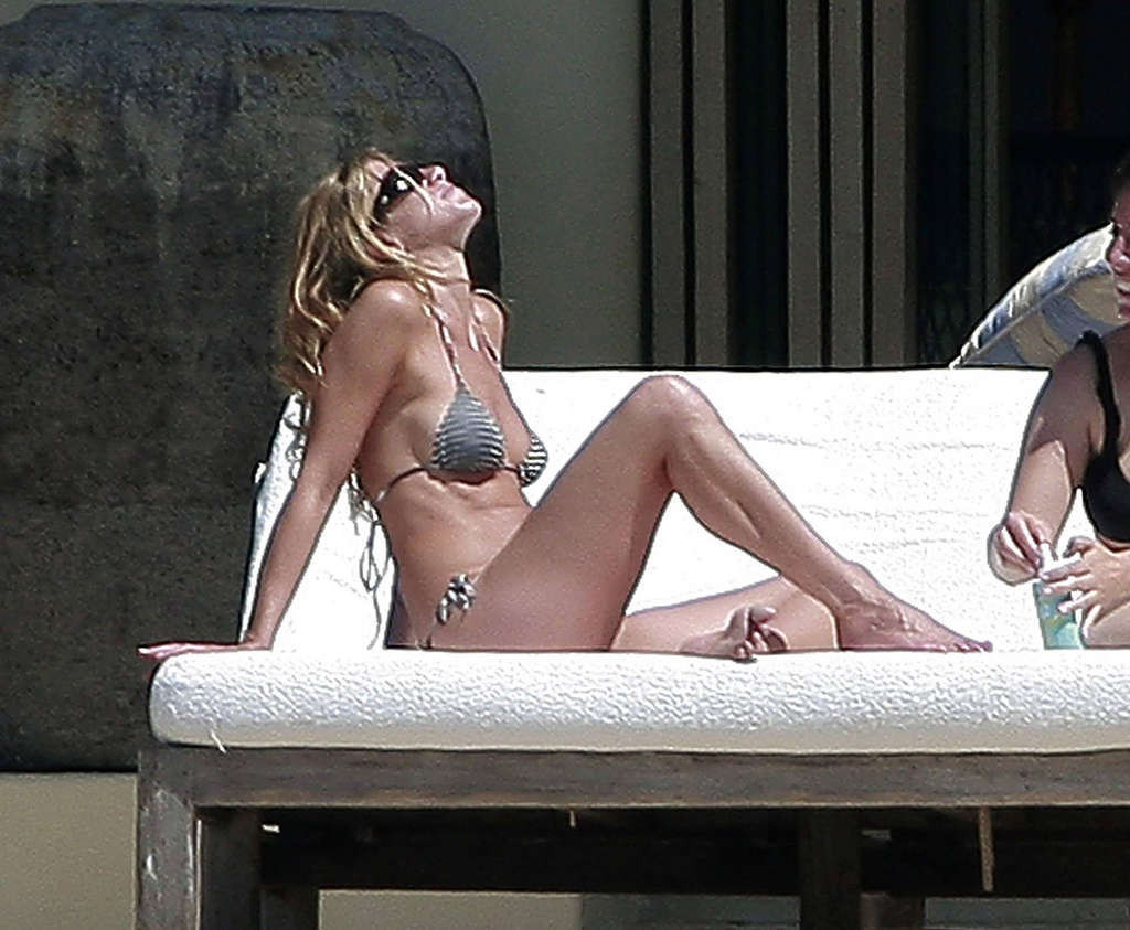 Jennifer aniston mostrando su cuerpo sexy y su culo caliente en bikini
 #75366624