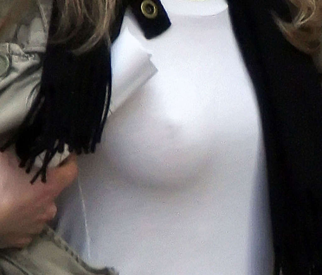 Jennifer aniston mostrando su cuerpo sexy y su culo caliente en bikini
 #75366641