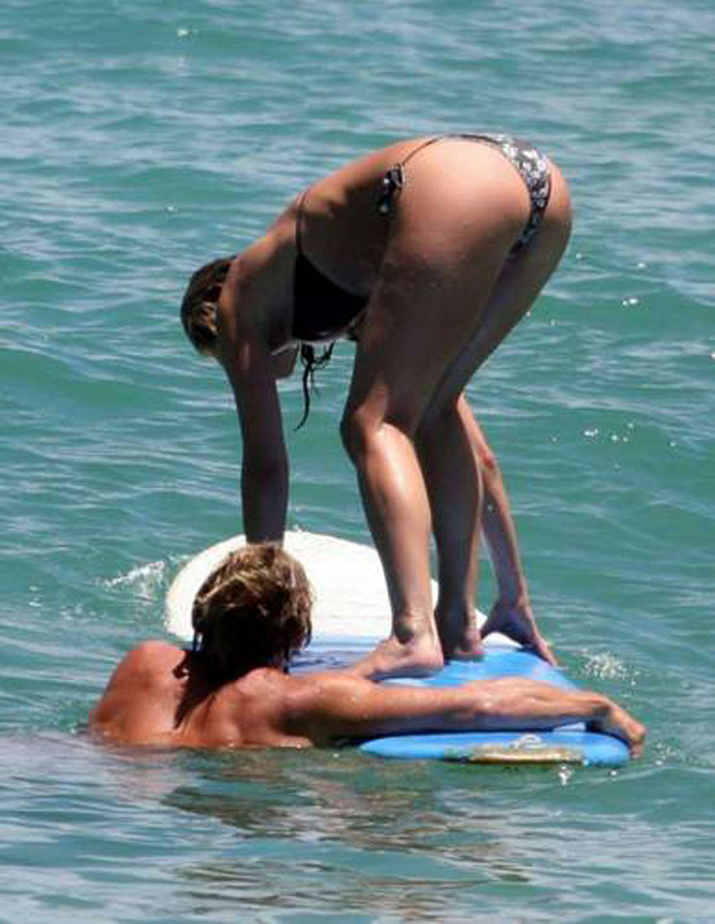 Jennifer aniston mostrando su cuerpo sexy y su culo caliente en bikini
 #75366653