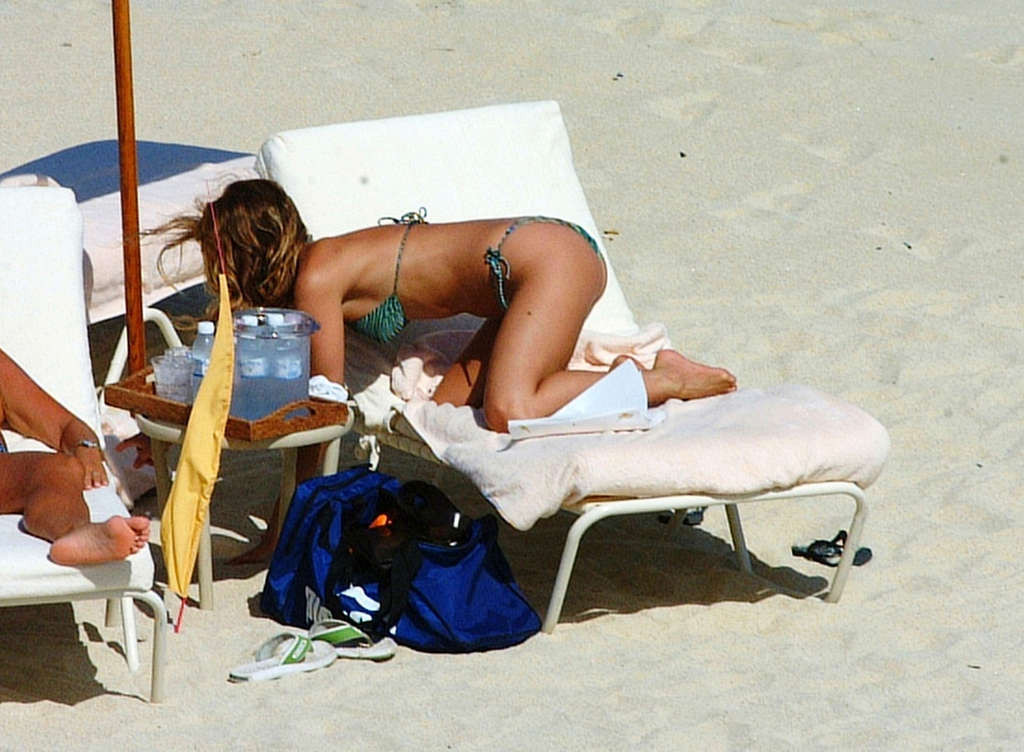 Jennifer aniston mostrando su cuerpo sexy y su culo caliente en bikini
 #75366679