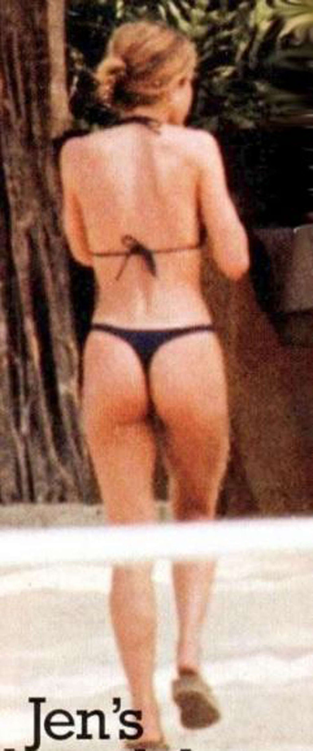 Jennifer aniston mostrando su cuerpo sexy y su culo caliente en bikini
 #75366700