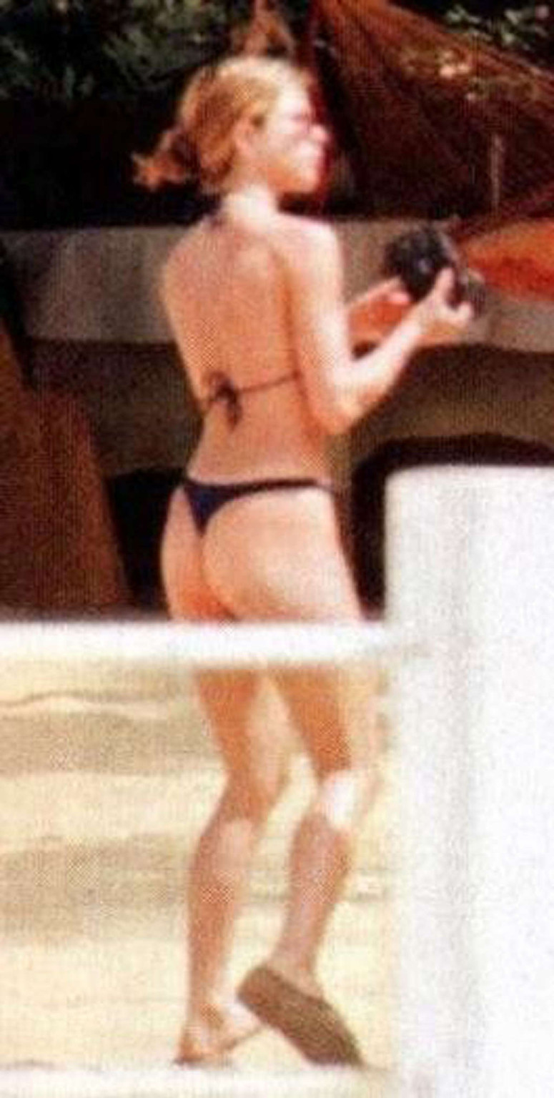 Jennifer aniston mostrando su cuerpo sexy y su culo caliente en bikini
 #75366706