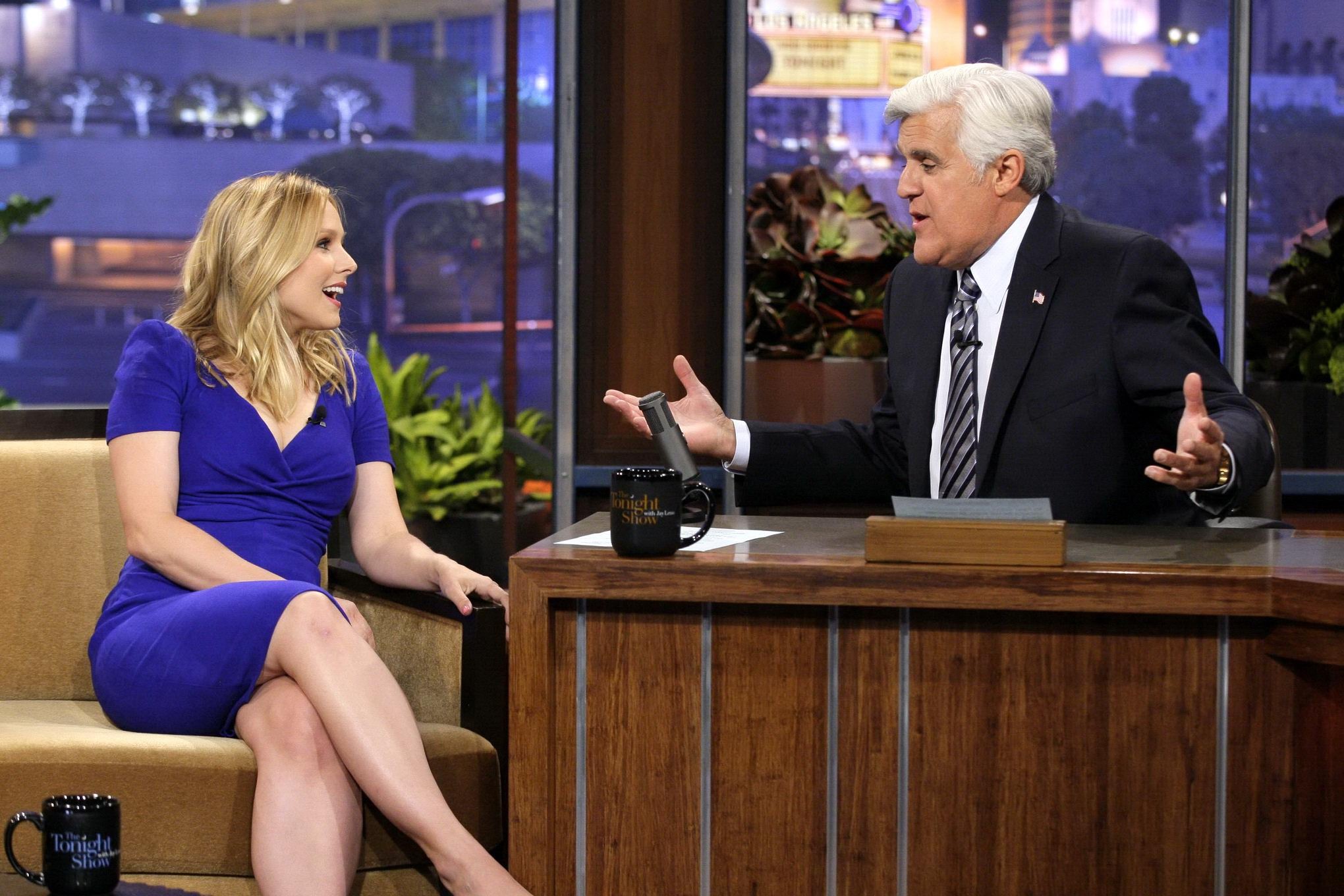 Kristen bell che mostra la scollatura su 'the tonight show with jay leno' a burbank
 #75223011