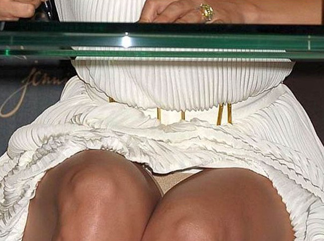 有名人のジェニファー・ロペスは、彼女の白いパンティーの素晴らしいアップスカートの写真
 #75405779