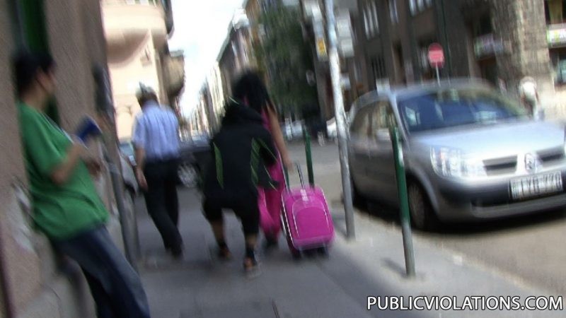 Brünette wird in der Öffentlichkeit gehackt und zeigt Arsch #78887500