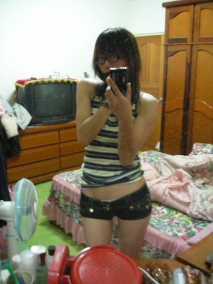 Chica china con gafas posando para autofotos
 #69964773