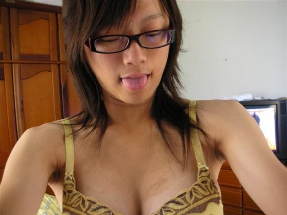 Chica china con gafas posando para autofotos
 #69964778