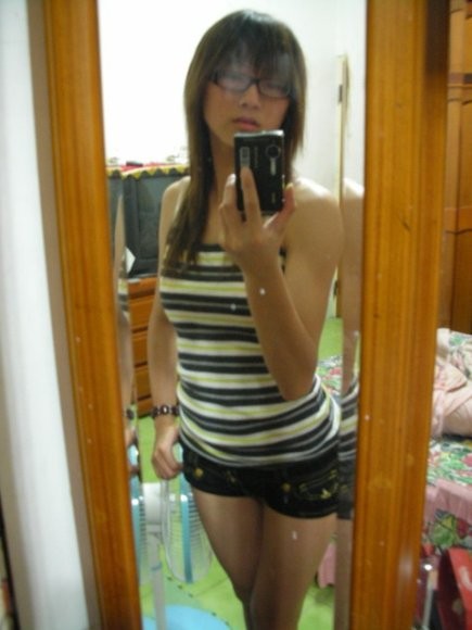 Chica china con gafas posando para autofotos
 #69964834
