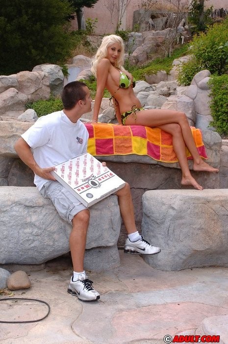 Busty babe bionda che mangia il cazzo attraverso una pizza
 #77713768