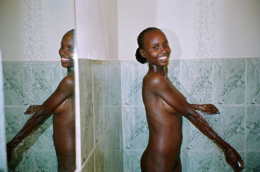 Diese schwarzen Teenie-Freundinnen posieren und sind nackt
 #67714952