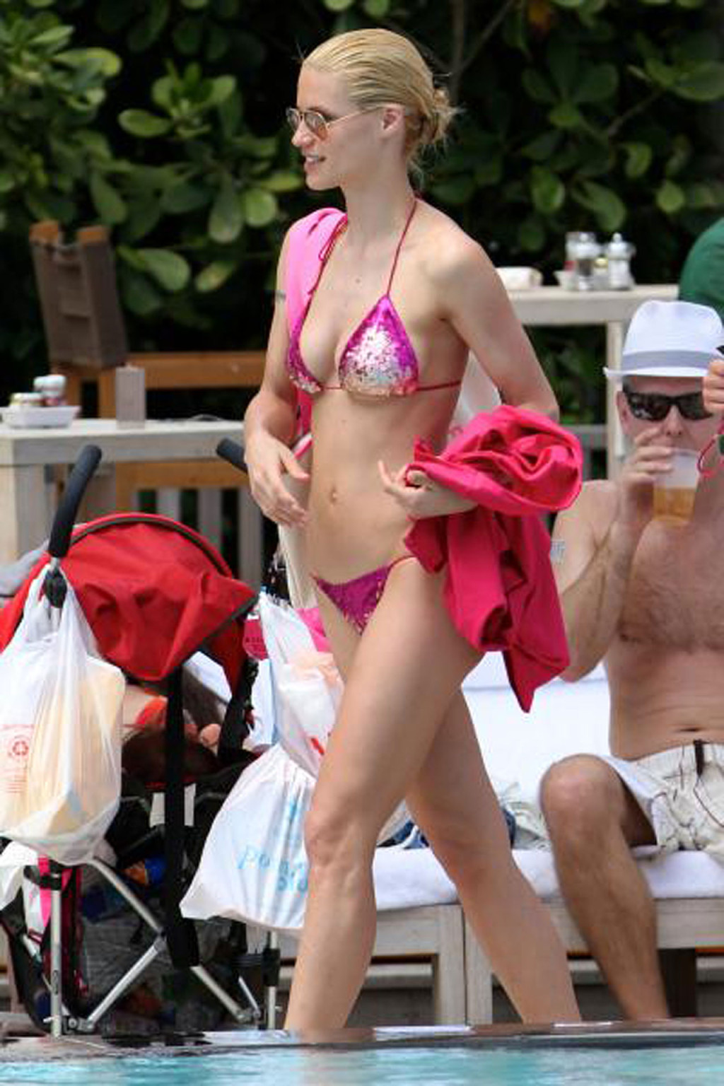 Michelle Hunziker exposing her sexy body in bikini on beach #75353080