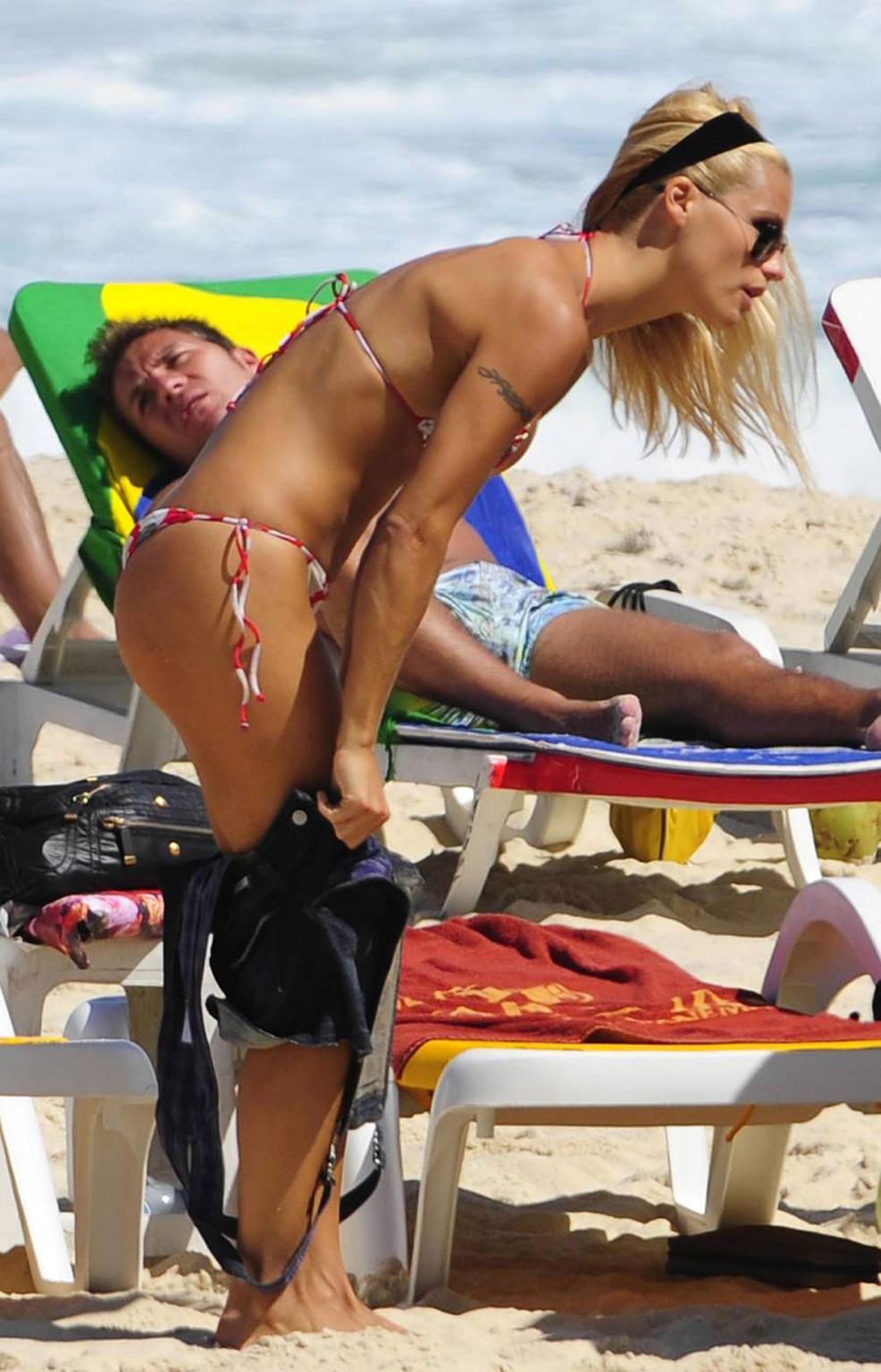 Michelle Hunziker exposing her sexy body in bikini on beach #75353124