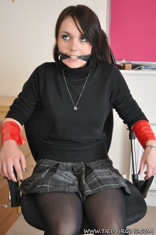 Mädchen gefesselt in Bondage im Büro
 #71960272