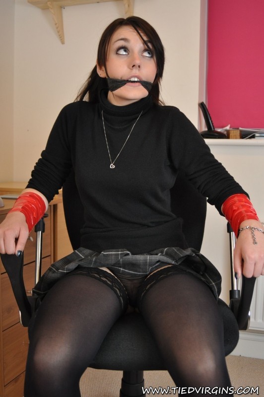 Fille attachée en bondage au bureau
 #71960361