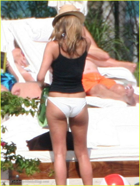 Jennifer Aniston desnuda con sus tetas y sus pezones transparentes
 #75420100