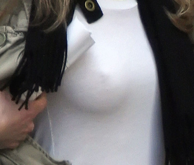 Jennifer Aniston desnuda con sus tetas y sus pezones transparentes
 #75420204