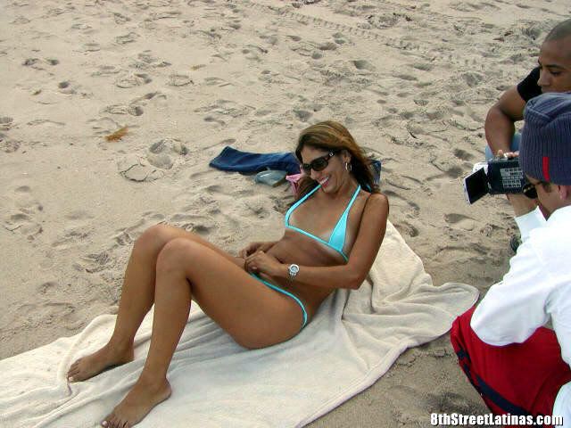 Une latina rousse amateur se fait baiser après une journée à la plage.
 #70079260