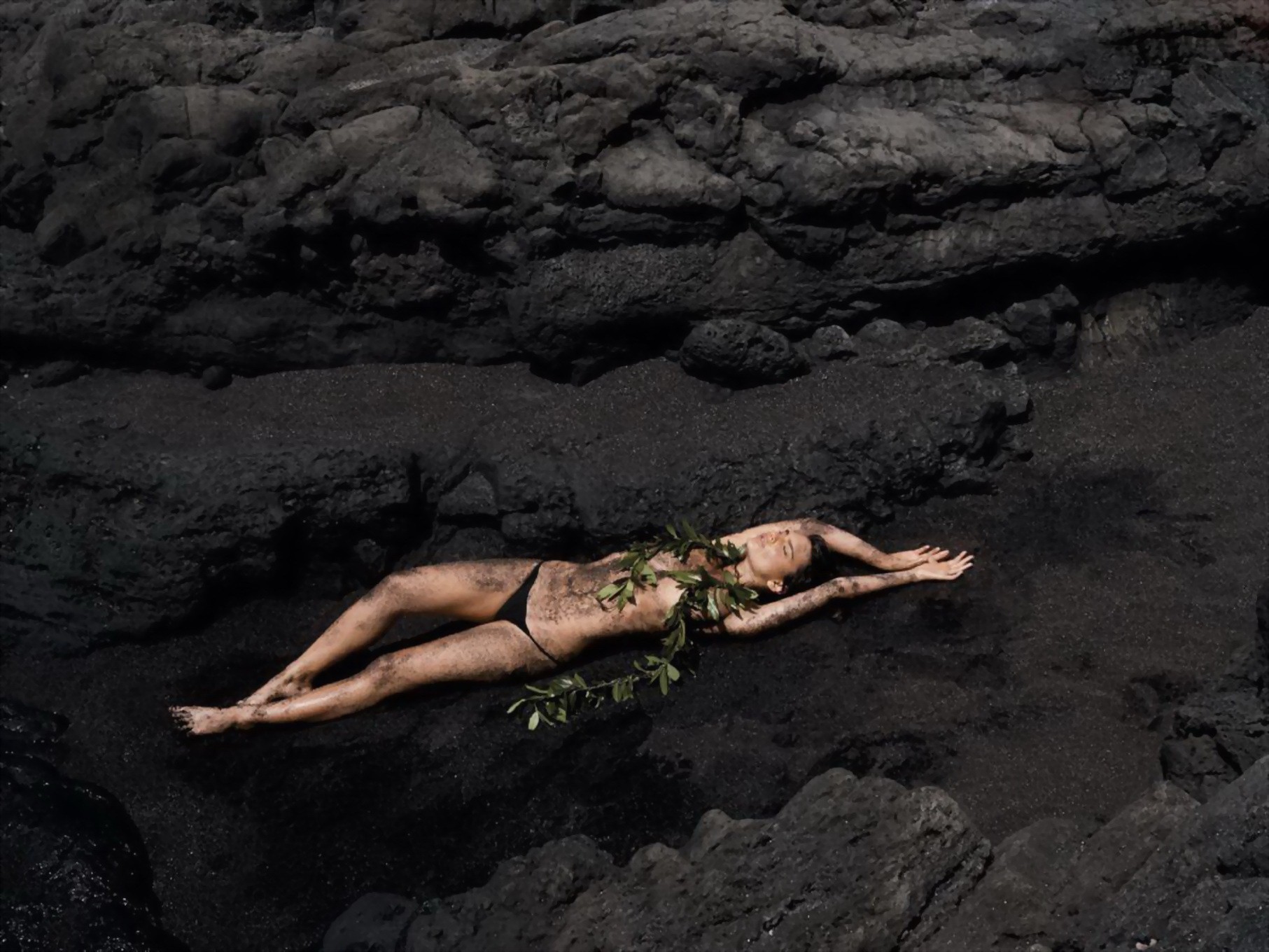 Emily ratajkowski nuda e sporca sulla spiaggia per gq magazine luglio 2014 numero
 #75190559