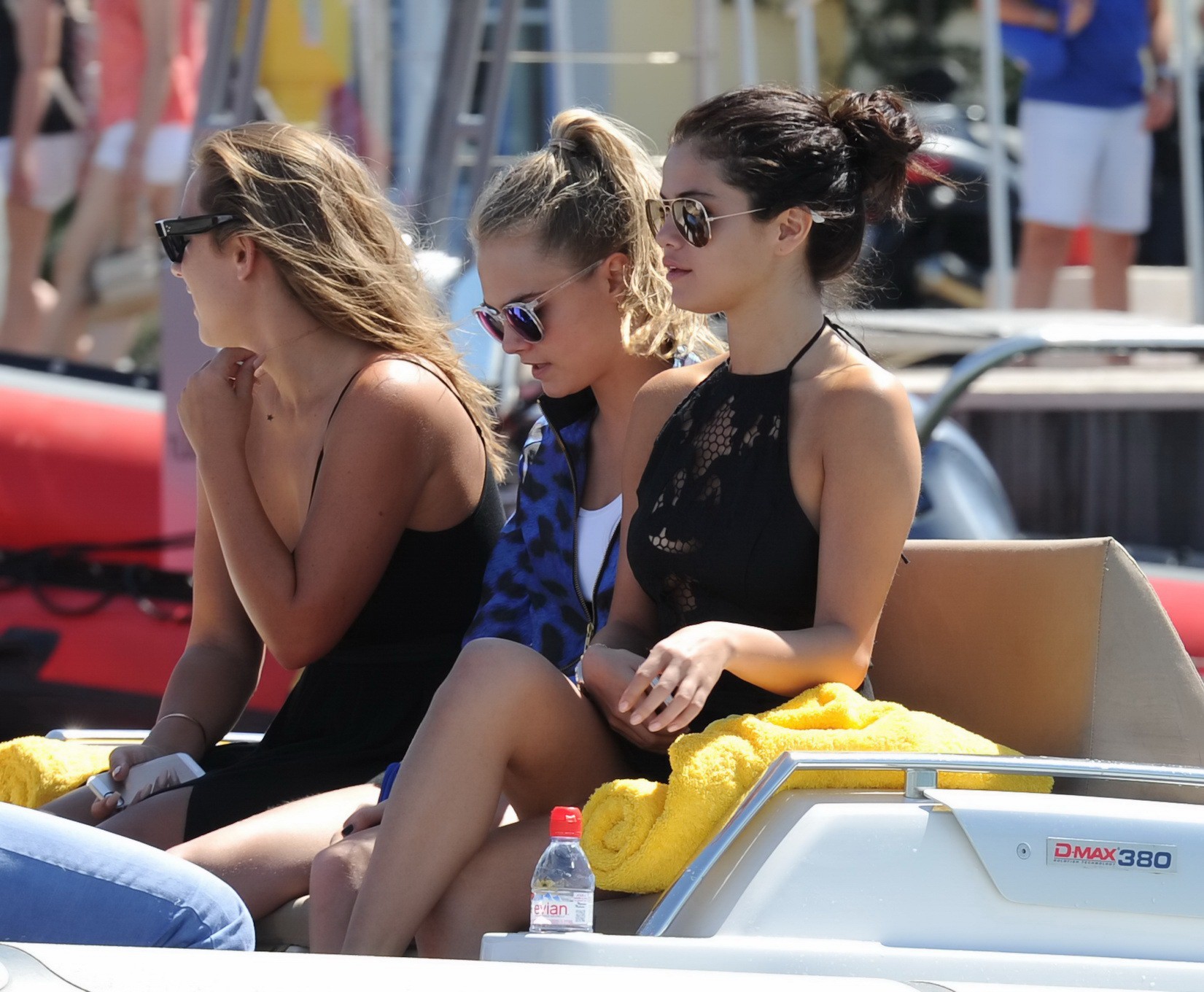 Selena gomez montrant sideboob dans bareback noir partiellement seethru mini robe sur 
 #75189468