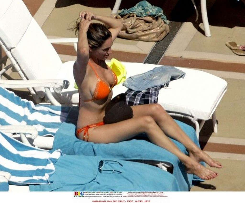 Kelly brook genießt am Strand und zeigt sexy Körper im Bikini
 #75367569