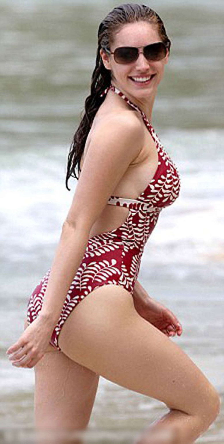 Kelly brook disfrutando en la playa y mostrando su cuerpo sexy en bikini
 #75367616