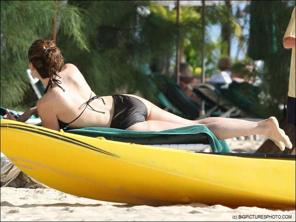 Kelly brook disfrutando en la playa y mostrando su cuerpo sexy en bikini
 #75367751