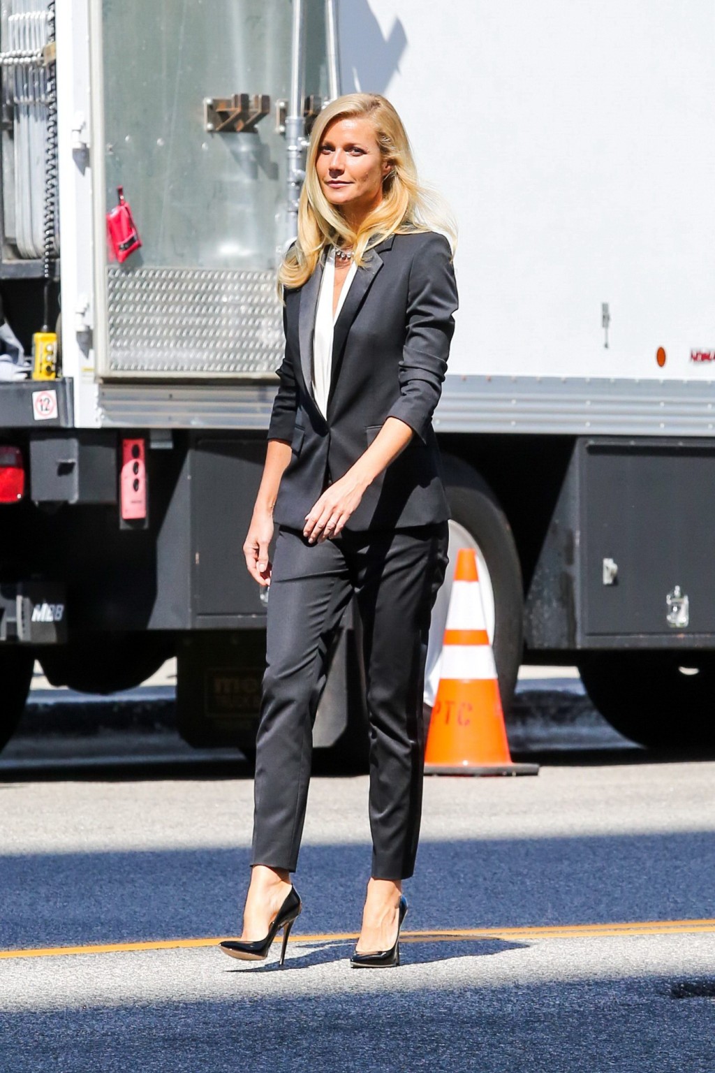 Gwyneth paltrow sin sujetador mostrando un enorme escote en el set de una campaña de hugo boss
 #75217681