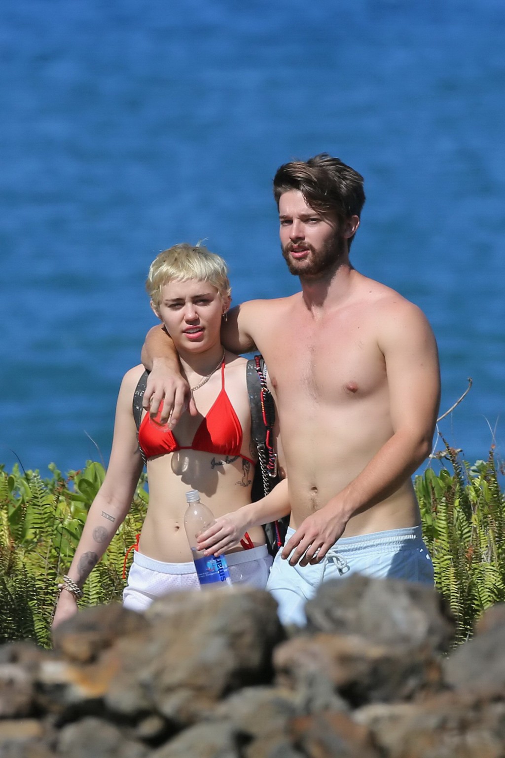 Miley Cyrus portant un minuscule bikini rouge et un short transparent en vacances à Hawaii.
 #75175052