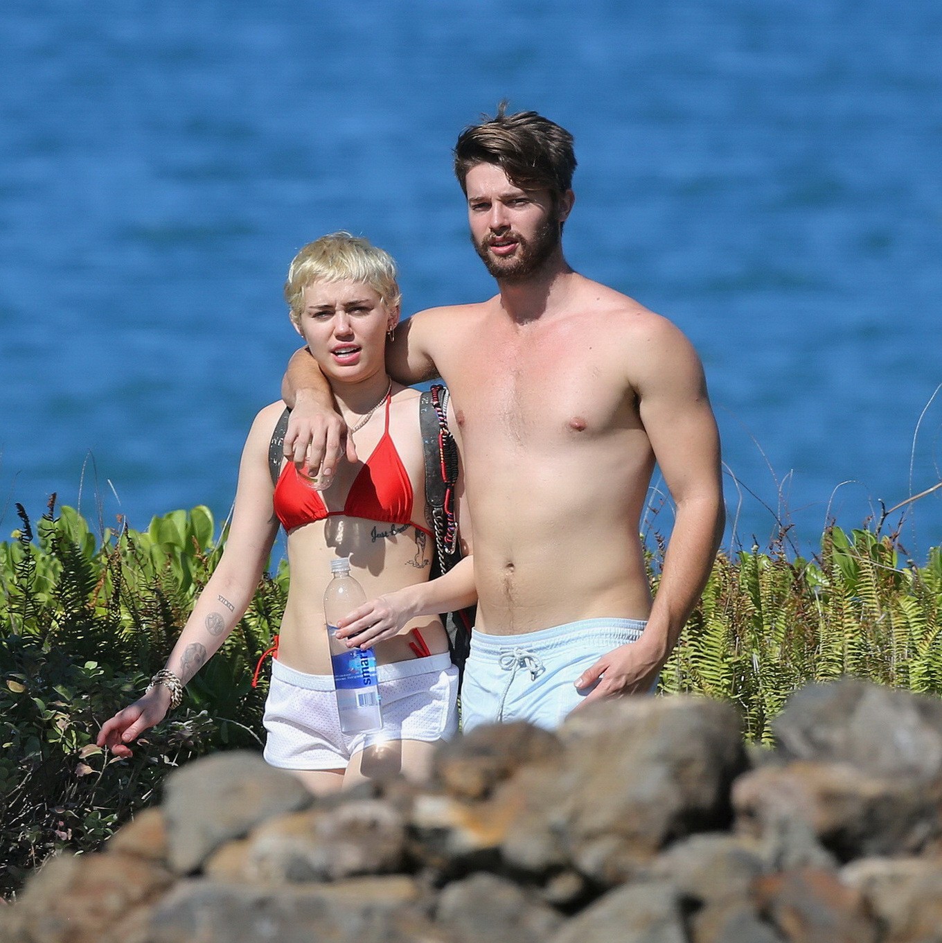 Miley Cyrus indossa un piccolo bikini rosso e pantaloncini trasparenti in una vacanza alle Hawai
 #75175058