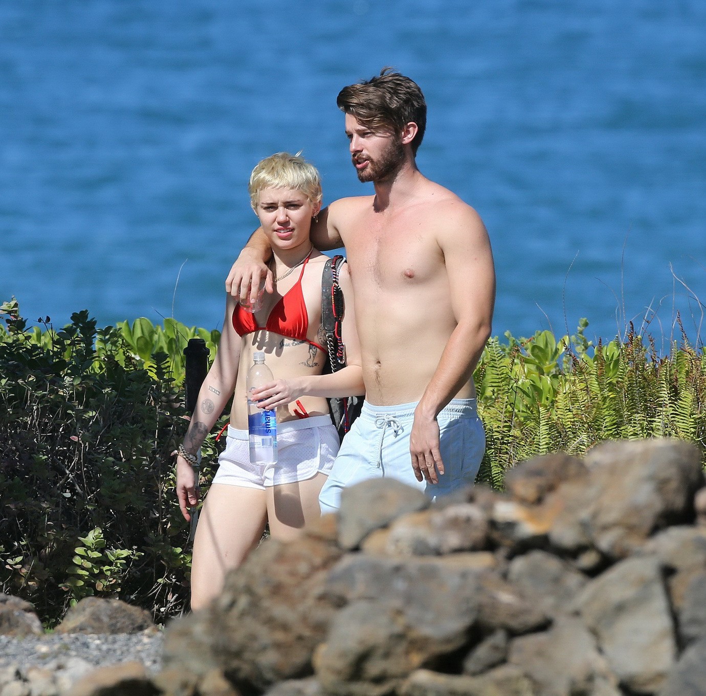 Miley Cyrus portant un minuscule bikini rouge et un short transparent en vacances à Hawaii.
 #75175068