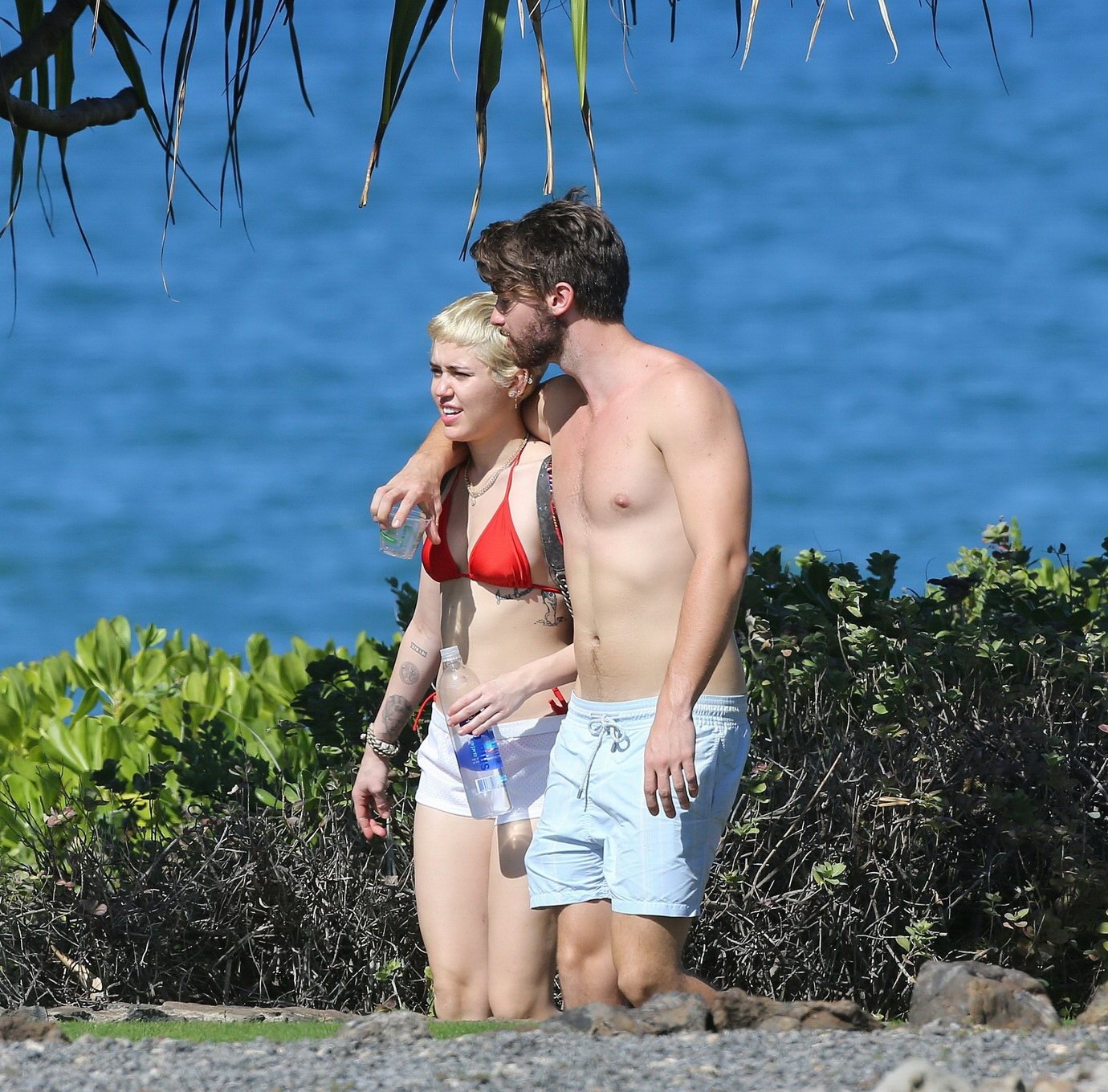 Miley cyrus con un diminuto bikini rojo y unos shorts transparentes en sus vacaciones en hawai
 #75175075