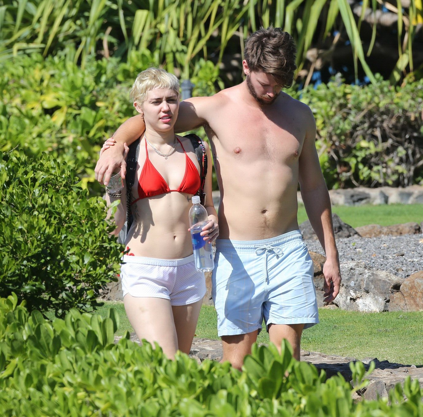 Miley Cyrus trägt einen winzigen roten Bikini und durchsichtige Shorts bei einem Urlaub in Hawaii
 #75175081